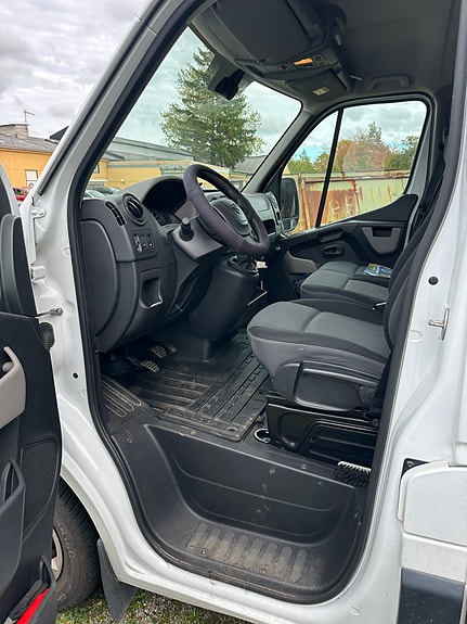 Nissan NV400 4 of 11