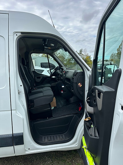 Nissan NV400 3 of 11