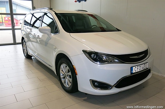 Chrysler Pacifica 4 of 21