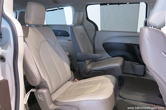Chrysler Pacifica 7 of 21