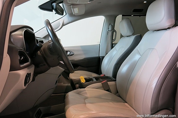 Chrysler Pacifica 10 of 21
