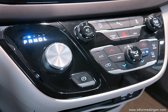 Chrysler Pacifica 17 of 21