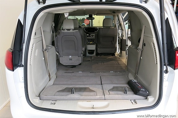 Chrysler Pacifica 14 of 21