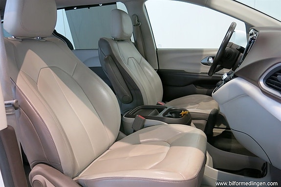Chrysler Pacifica 9 of 21