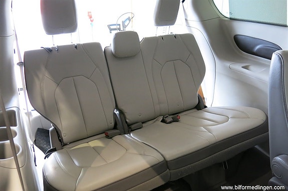 Chrysler Pacifica 13 of 21