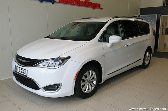 Chrysler Pacifica 3 of 21