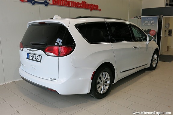 Chrysler Pacifica 6 of 21