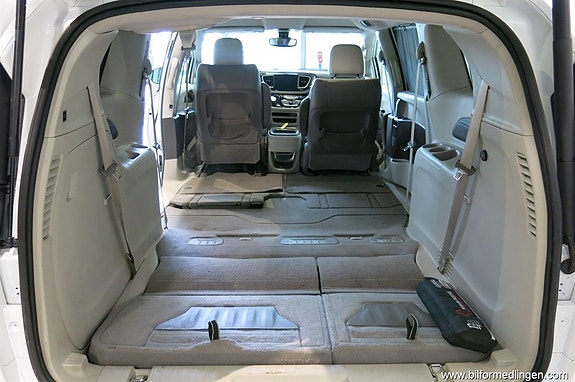 Chrysler Pacifica 19 of 21