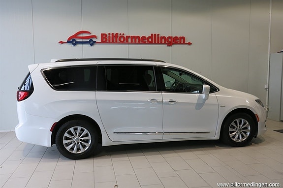Chrysler Pacifica 2 of 21