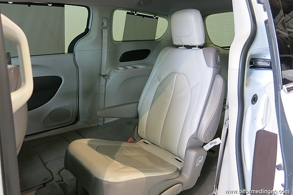 Chrysler Pacifica 18 of 21
