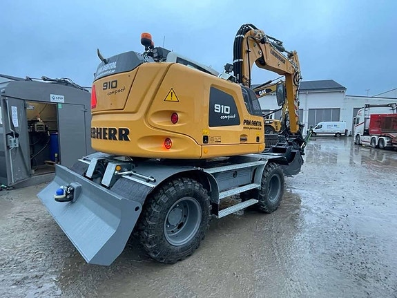 Liebherr A910 Compact Uthyres/For Rental 2 of 2
