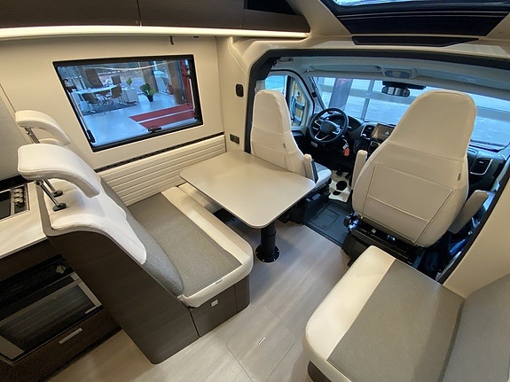 Adria Coral Supreme 670 SL ALDE/5bältes/Ugn/Stort garage 6 of 30