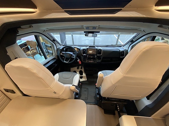 Adria Coral Supreme 670 SL ALDE/5bältes/Ugn/Stort garage 8 of 30