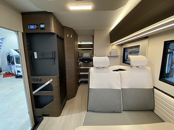 Adria Coral Supreme 670 SL ALDE/5bältes/Ugn/Stort garage 9 of 30