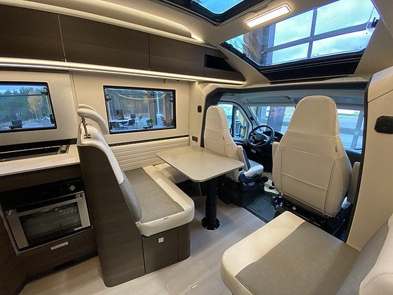 Adria Coral Supreme 670 SL ALDE/5bältes/Ugn/Stort garage 5 of 30