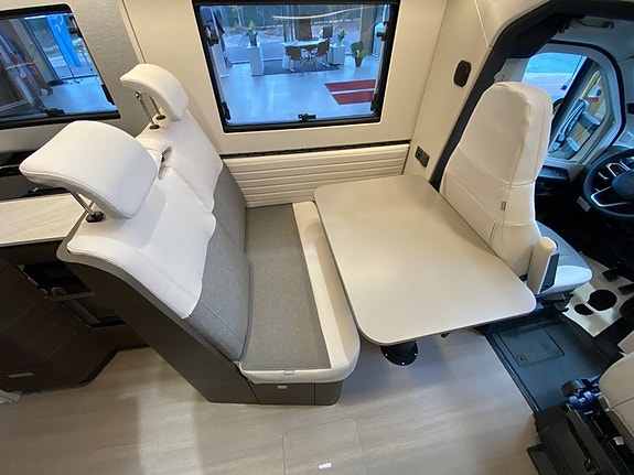 Adria Coral Supreme 670 SL ALDE/5bältes/Ugn/Stort garage 7 of 30