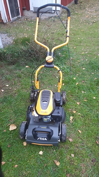 Helt ny Stiga gräsklippare, säljes pga flytt!