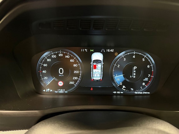 Volvo XC90 10 of 14
