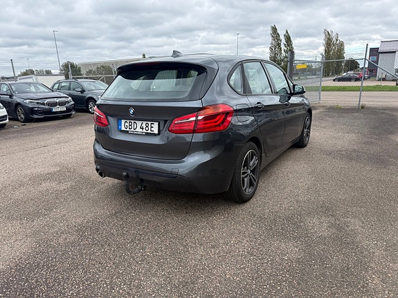 BMW 218i 4 of 6