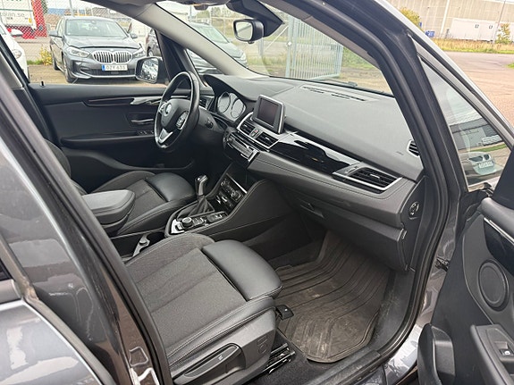 BMW 218i 5 of 6