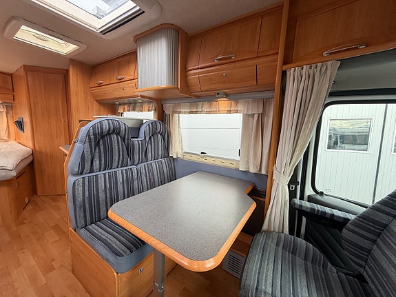 Adria CORAL S 650 SP Fransk bädd! Uppvärmda tankar! Elpatron! 3500 kg! Ugn! Köksfläkt! Fint skick! 6,7m! 6 of 23