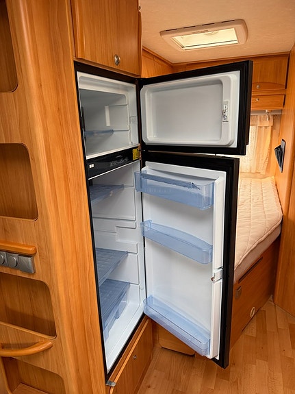 Adria CORAL S 650 SP Fransk bädd! Uppvärmda tankar! Elpatron! 3500 kg! Ugn! Köksfläkt! Fint skick! 6,7m! 10 of 23