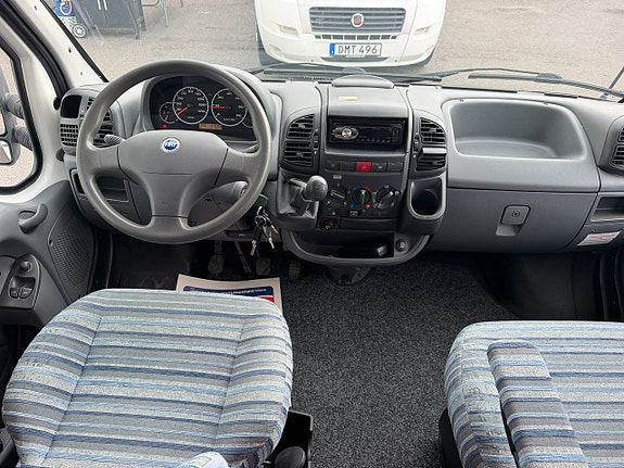 Adria CORAL S 650 SP Fransk bädd! Uppvärmda tankar! Elpatron! 3500 kg! Ugn! Köksfläkt! Fint skick! 6,7m! 3 of 23