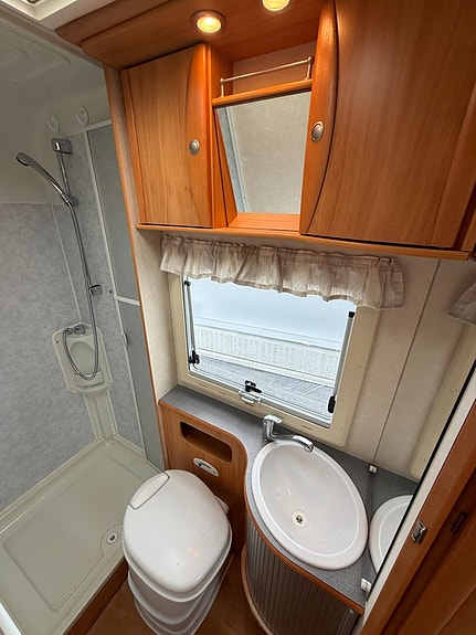 Adria CORAL S 650 SP Fransk bädd! Uppvärmda tankar! Elpatron! 3500 kg! Ugn! Köksfläkt! Fint skick! 6,7m! 13 of 23