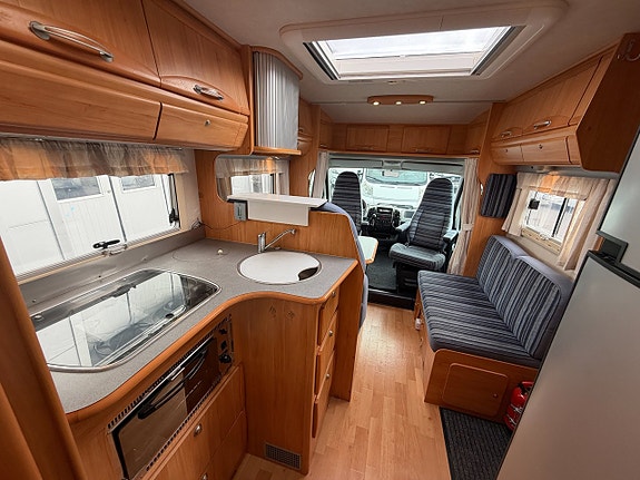 Adria CORAL S 650 SP Fransk bädd! Uppvärmda tankar! Elpatron! 3500 kg! Ugn! Köksfläkt! Fint skick! 6,7m! 15 of 23