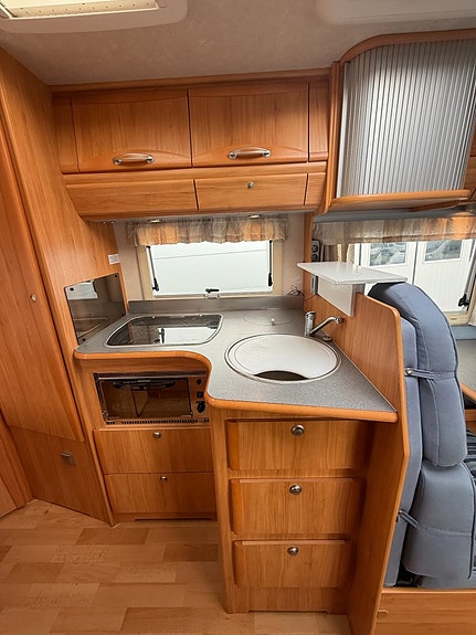 Adria CORAL S 650 SP Fransk bädd! Uppvärmda tankar! Elpatron! 3500 kg! Ugn! Köksfläkt! Fint skick! 6,7m! 7 of 23