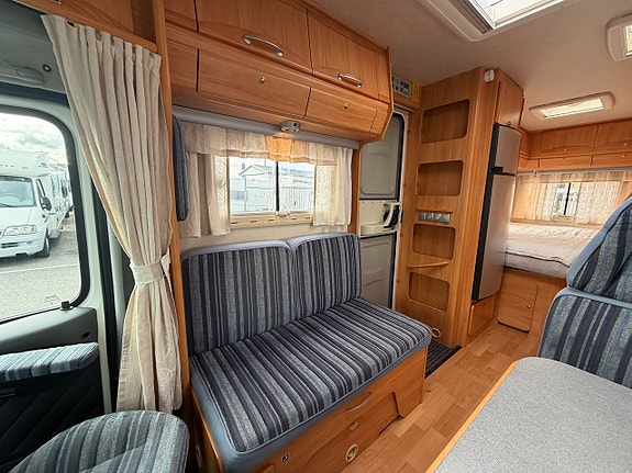 Adria CORAL S 650 SP Fransk bädd! Uppvärmda tankar! Elpatron! 3500 kg! Ugn! Köksfläkt! Fint skick! 6,7m! 4 of 23