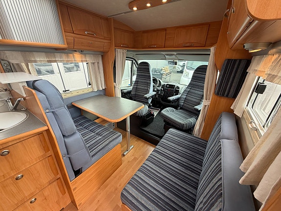 Adria CORAL S 650 SP Fransk bädd! Uppvärmda tankar! Elpatron! 3500 kg! Ugn! Köksfläkt! Fint skick! 6,7m! 2 of 23