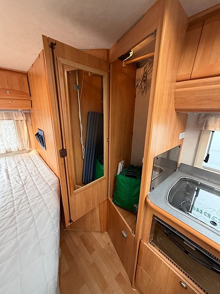 Adria CORAL S 650 SP Fransk bädd! Uppvärmda tankar! Elpatron! 3500 kg! Ugn! Köksfläkt! Fint skick! 6,7m! 12 of 23