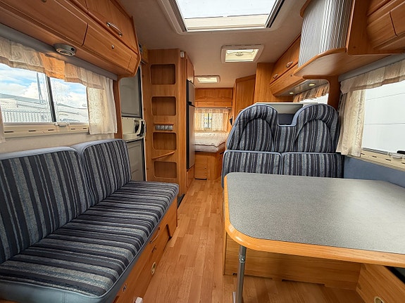 Adria CORAL S 650 SP Fransk bädd! Uppvärmda tankar! Elpatron! 3500 kg! Ugn! Köksfläkt! Fint skick! 6,7m! 5 of 23