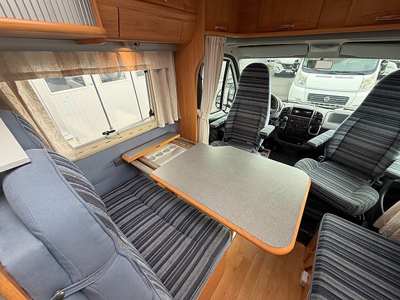 Adria CORAL S 650 SP Fransk bädd! Uppvärmda tankar! Elpatron! 3500 kg! Ugn! Köksfläkt! Fint skick! 6,7m! 17 of 23