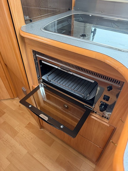 Adria CORAL S 650 SP Fransk bädd! Uppvärmda tankar! Elpatron! 3500 kg! Ugn! Köksfläkt! Fint skick! 6,7m! 9 of 23