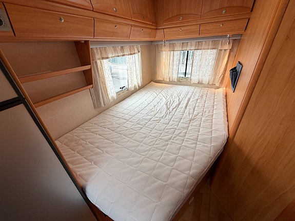 Adria CORAL S 650 SP Fransk bädd! Uppvärmda tankar! Elpatron! 3500 kg! Ugn! Köksfläkt! Fint skick! 6,7m! 11 of 23