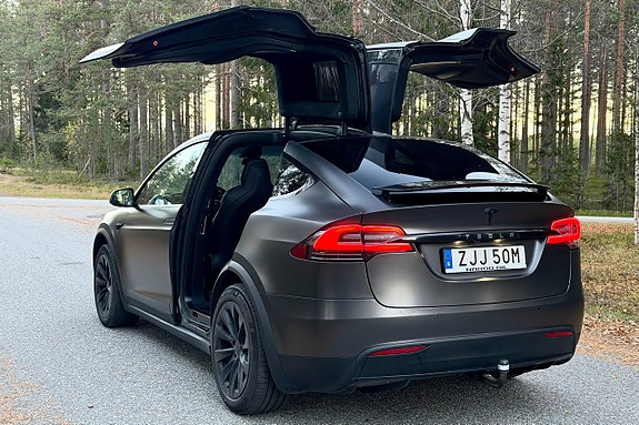 Tesla Model X 10 of 24