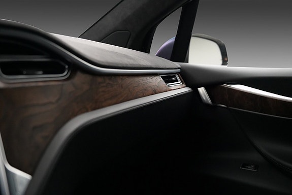 Tesla Model X 18 of 24