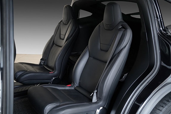 Tesla Model X 22 of 24