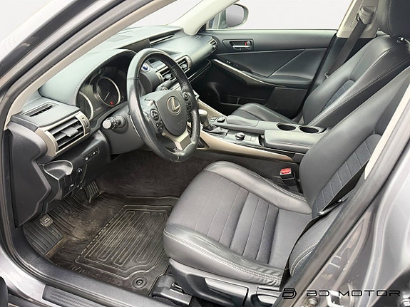 Lexus IS300h 12 of 16