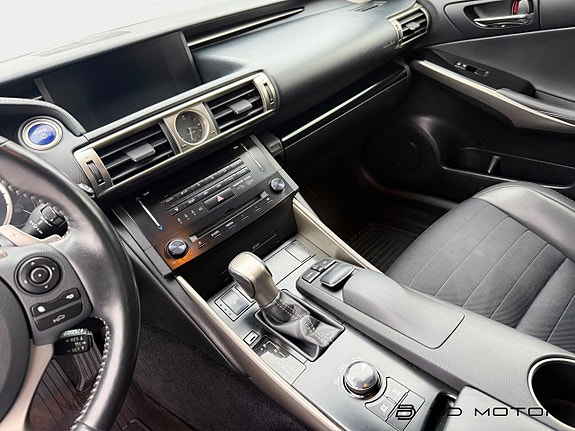 Lexus IS300h 13 of 16