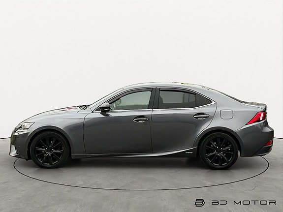 Lexus IS300h 2 of 16