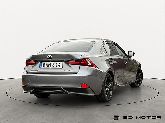 Lexus IS300h 9 of 16