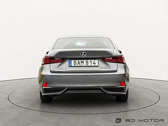 Lexus IS300h 5 of 16
