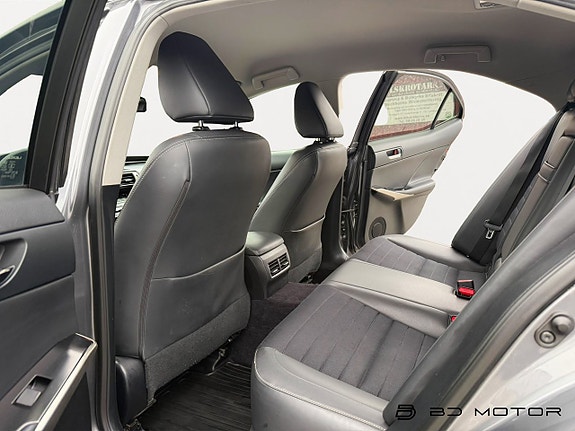 Lexus IS300h 16 of 16