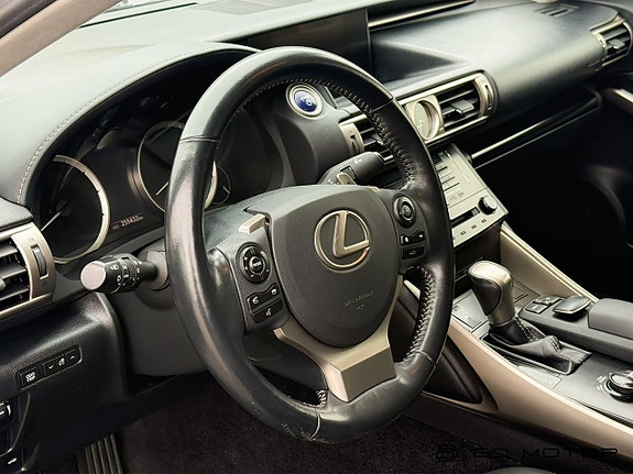 Lexus IS300h 10 of 16