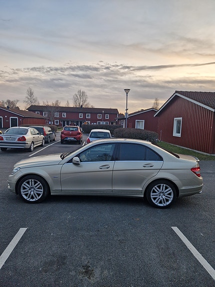 Mercedes-Benz C350 16 of 25