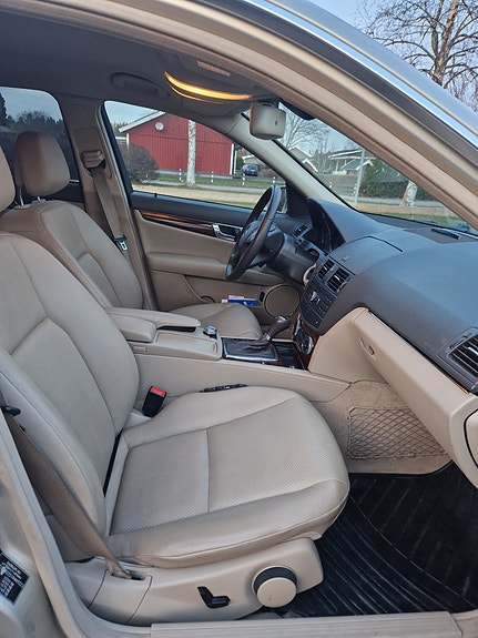 Mercedes-Benz C350 9 of 25