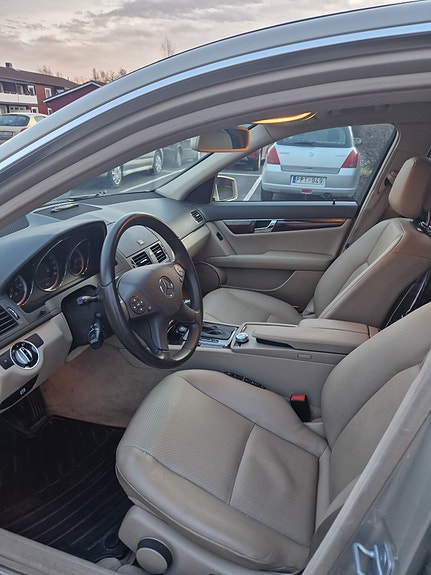 Mercedes-Benz C350 8 of 25